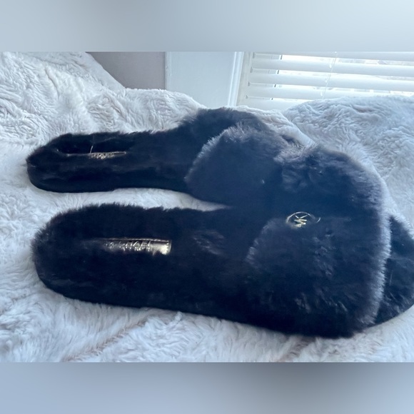 Black fuzzy flip flops - Picture 1 of 3